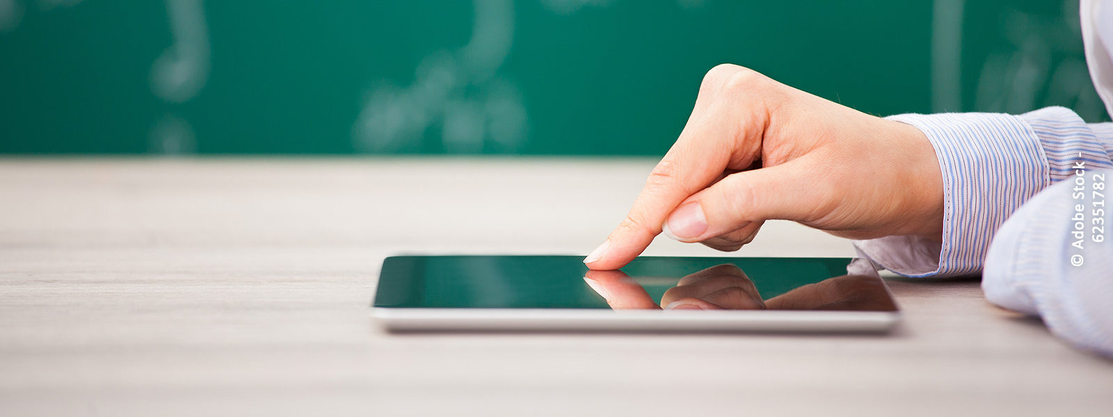 Finger wischt über Smartphone. Foto: Adobe Stock